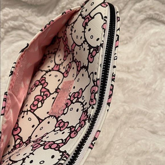 NWT Hello Kitty Impressions Makeup Bag - Picture 5 of 16